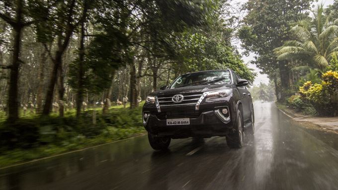 Toyota Fortuner Black Wallpaper