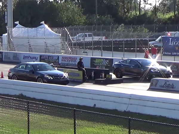 Video: Tesla Model S P85D Vs Mercedes-Benz E63 AMG S Drag Race - DriveSpark