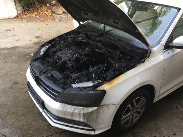16-1487249313-volkswagen-jetta-catches-f