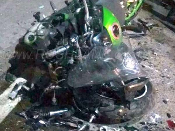 Kawasaki Ninja 650 Crashes Into A Parked Car In Pune