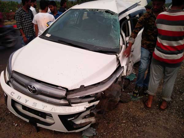 Overspeeding Toyota Innova Crysta Crashes Due To Narrow Bridge - DriveSpark