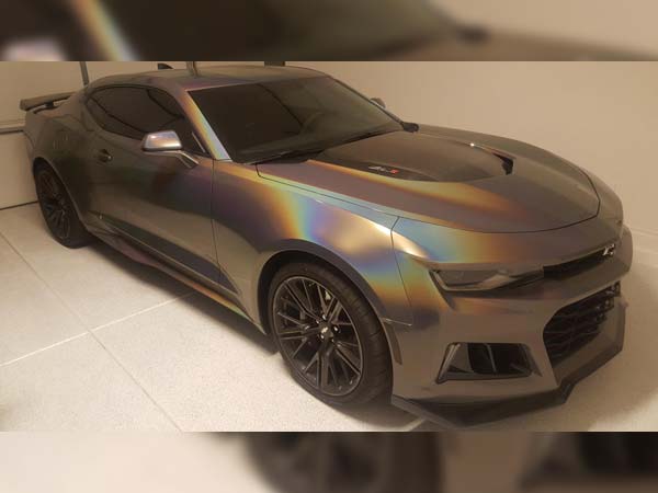 Camaro ZL1 Owner Wraps His Car With 3M Gloss Flip Psychedelic Vinyl Film