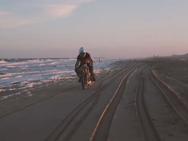 Dutch Duo Build A Wooden Bike That Is Fueled By Algae
