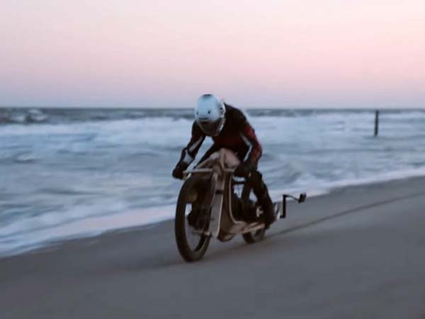 Dutch Duo Build A Wooden Bike That Is Fueled By Algae