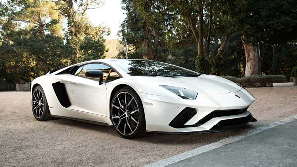 Justin Bieber Tries Hard To Turn His New Lamborghini — Video Of Bieber Driving The Aventador Goes Viral!