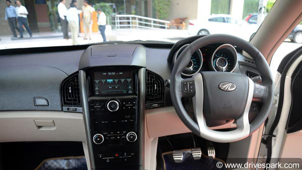 Mahindra XUV500 Facelift Caught Undisguised; Launch Expected Soon