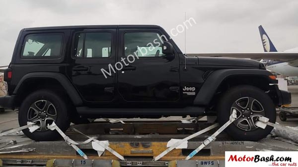 18 Jeep Wrangler 3 5 Door Suv Spotted At Mumbai Airport Drivespark News