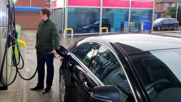 Fill Up Petrol Without Payment; Fastlane System Introduced By Hindustan Petroleum