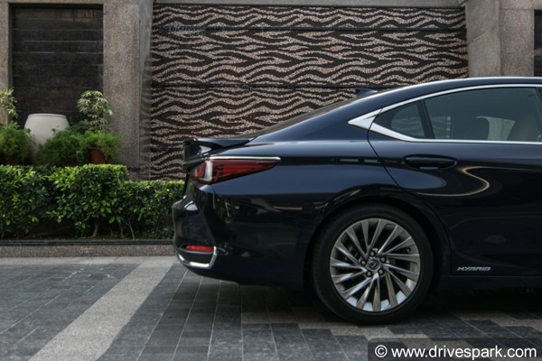 2018 Lexus ES 300h Review — Designed To Impress