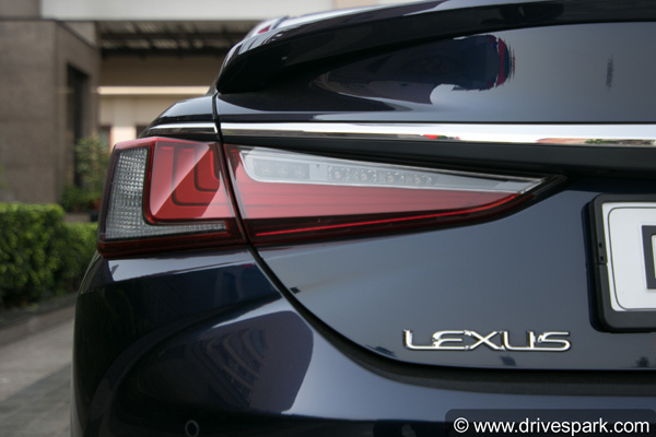 2018 Lexus ES 300h Review — Designed To Impress