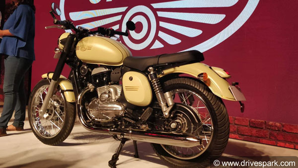 New Jawa 42 Bike Top Features To Know Neo Retro Design Dual Exhaust Off Set Meters Abs Liquid Cooled Engine Drivespark News