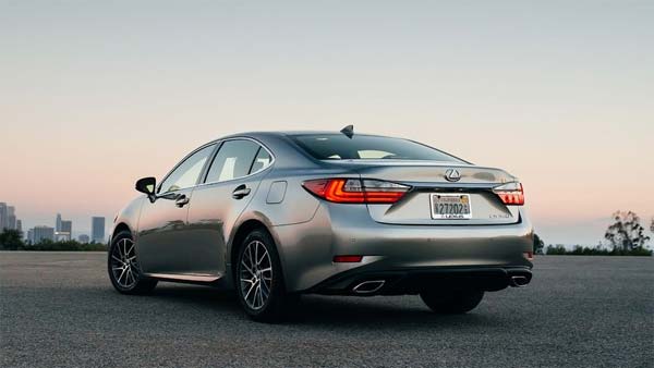 Driver Error: Lexus Accelerates Without Driver Inside It After Being Left In Drive Mode