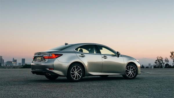 Driver Error: Lexus Accelerates Without Driver Inside It After Being Left In Drive Mode