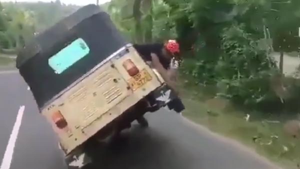 Auto-Rickshaw Stunts: Video Shows Wheel Being Changed While Driving On A Highway