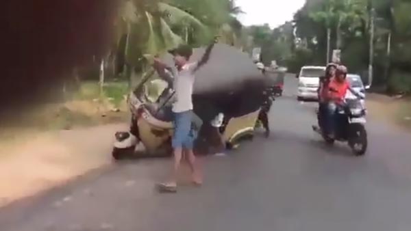 Auto-Rickshaw Stunts: Video Shows Wheel Being Changed While Driving On A Highway