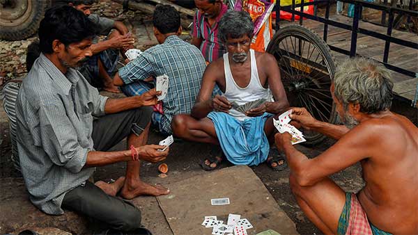 Truck Drivers To Be Fined Rs 2,000 For Wearing Lungi & Baniyan While Driving In Uttar Pradesh