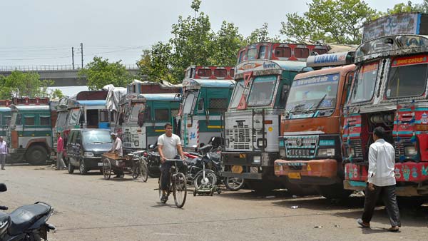 Truck Drivers To Be Fined Rs 2,000 For Wearing Lungi & Baniyan While Driving In Uttar Pradesh