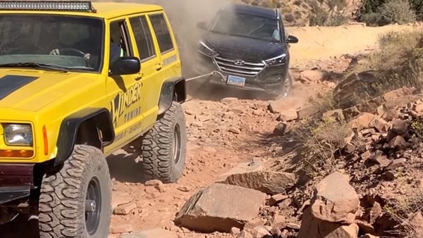 Hyundai Tucson Extreme Off-Road: Stuck SUV Gets Towed By Jeep Cherokee