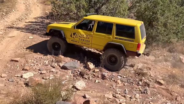 Hyundai Tucson Extreme Off-Road: Stuck SUV Gets Towed By Jeep Cherokee