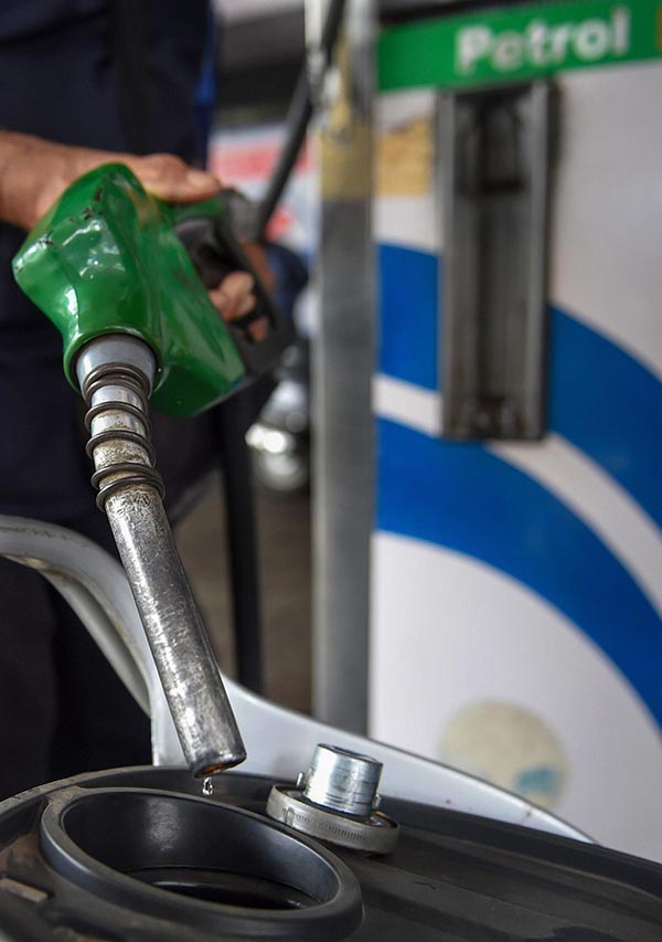 Mumbai Petrol Pumps Refuse Fuel To Customers Without Face Masks Amidst Coronavirus Pandemic