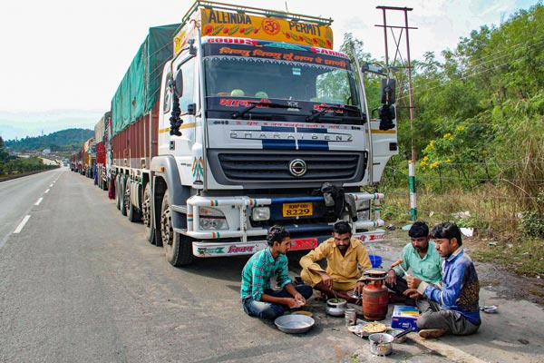 Stranded Truck Drivers To Receive Food From 1,700 Fuel Stations On Highway: Arrangements Will Be Made By NHAI