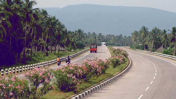 Stranded Truck Drivers To Receive Food From 1,700 Fuel Stations On Highway: Arrangements Will Be Made By NHAI