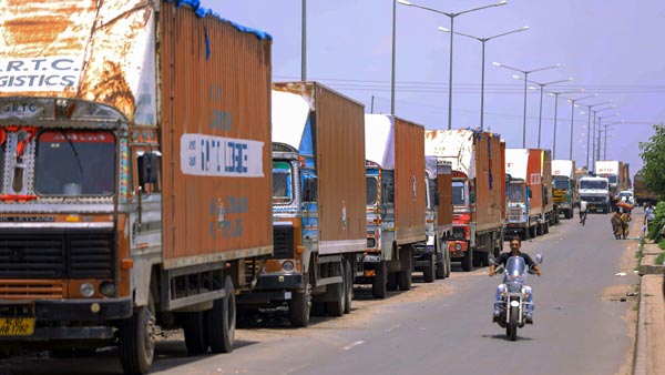 Stranded Truck Drivers To Receive Food From 1,700 Fuel Stations On Highway: Arrangements Will Be Made By NHAI