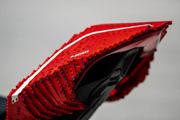Ducati Panigale V4 R 1:1 Functional Scale Model Built With Lego Blocks: Details