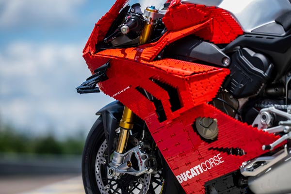 Ducati Panigale V4 R 1:1 Functional Scale Model Built With Lego Blocks: Details