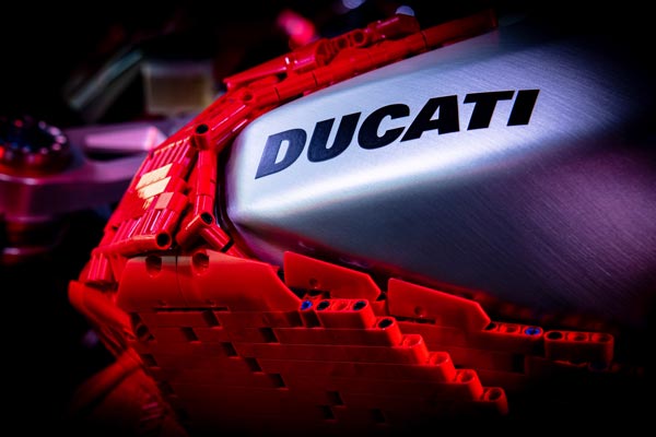 Ducati Panigale V4 R 1:1 Functional Scale Model Built With Lego Blocks: Details