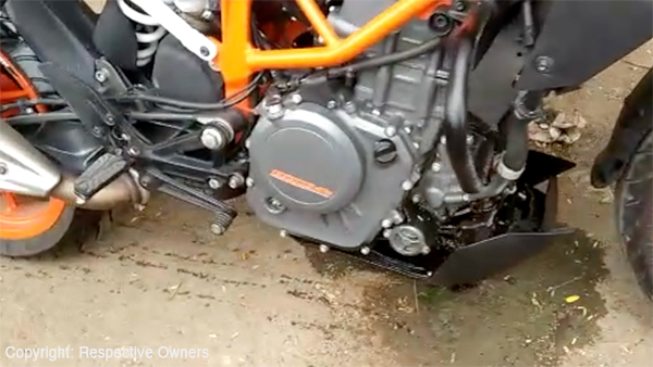 KTM Duke 390 Engine Case Breaks Open While Riding For No Apparent Reason: Here’s The Video Of Bike Spilling Coolant