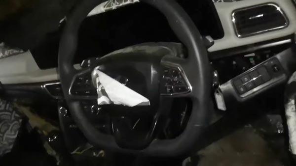 Spy Pics: New Mahindra XUV500 Interiors, Features & Engine Revealed
