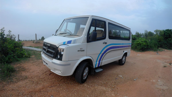 Tempo Traveller Modified For Personal Use: Video Showcases India’s First Flat-Roof White Board Force Traveller