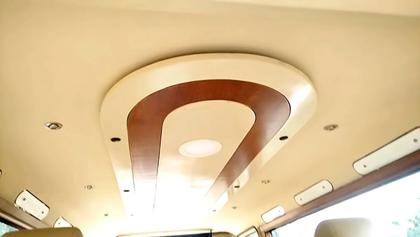 Tempo Traveller Modified For Personal Use: Video Showcases India’s First Flat-Roof White Board Force Traveller