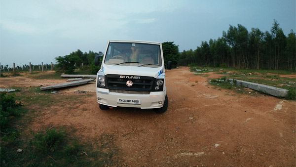 Tempo Traveller Modified For Personal Use: Video Showcases India’s First Flat-Roof White Board Force Traveller