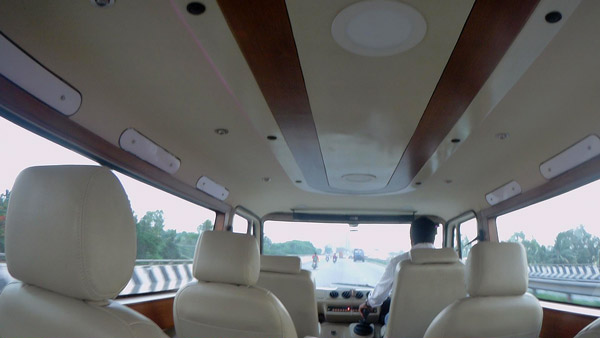 Tempo Traveller Modified For Personal Use: Video Showcases India’s First Flat-Roof White Board Force Traveller