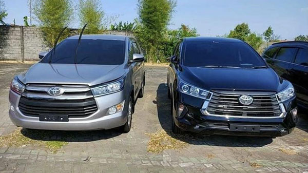 Toyota Innova Crysta Facelift Spotted Next To Current Model: Differences, Features, Specs & Other Details