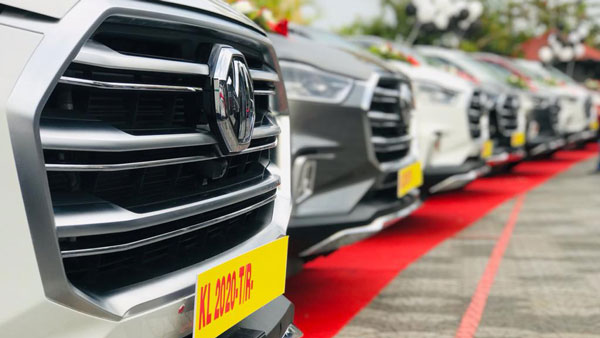 MG Gloster Deliveries In Cochin: Company Hands Over Seven Gloster SUVs To Respective Customers In A Single Day