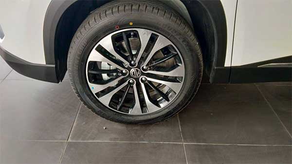 MG Hector Facelift 2021 Reaches Dealership Ahead Of India Launch: Changes & Other Details