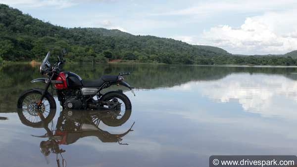 2021 Royal Enfield Himalayan Spotted In A New Shade Of Green At The Dealership: Check It Out!