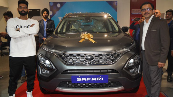Tata Safari Deliveries Begin: Singer Parmish Verma Becomes First Customers After Taking Delivery Of The SUV In Punjab