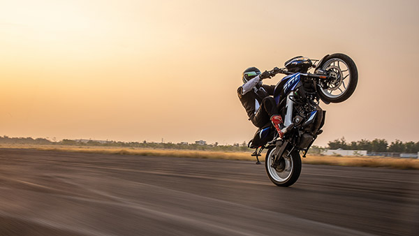 Bajaj Pulsar 200NS Sets FMSCI & India Book Of Records For ‘Fastest Quarter Mile Wheelie’ Time Of 23.68 Seconds: Watch The Record Attempt Video Here