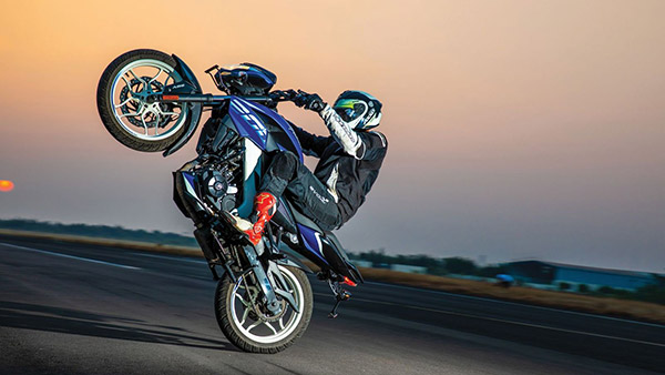 Bajaj Pulsar 200NS Sets FMSCI & India Book Of Records For ‘Fastest Quarter Mile Wheelie’ Time Of 23.68 Seconds: Watch The Record Attempt Video Here