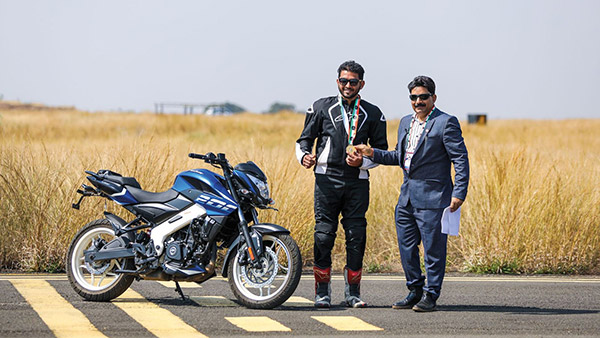 Bajaj Pulsar 200NS Sets FMSCI & India Book Of Records For ‘Fastest Quarter Mile Wheelie’ Time Of 23.68 Seconds: Watch The Record Attempt Video Here