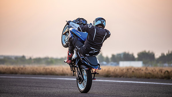 Bajaj Pulsar 200NS Sets FMSCI & India Book Of Records For ‘Fastest Quarter Mile Wheelie’ Time Of 23.68 Seconds: Watch The Record Attempt Video Here