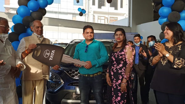Tata Motors Delivers 100 Safari SUVs On A Single-Day in Delhi-NCR: Majority Customers Opt For Top-Specs XZA+ Trim In Royal Blue Or Orcus White