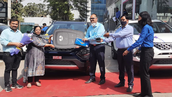 Tata Motors Delivers 100 Safari SUVs On A Single-Day in Delhi-NCR: Majority Customers Opt For Top-Specs XZA+ Trim In Royal Blue Or Orcus White