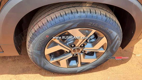 Kia Sonet HTX Variant Spied At Dealership: Get's A Few Additional Features!