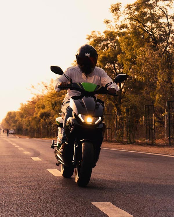 White Carbon Motors GT5 Electric Scooter Launched In India Starting At Rs 1.15 Lakh: Design, Specs, Range, Charging & Other Details