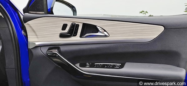 Mahindra XUV700 Review: Design, Specs, Performance, Interiors, Features ...